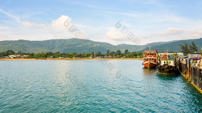 木船为潜水之旅停靠纳通码头附近纳通海滩与和平海大气的晚上KOH寒岛这封信他尼府省泰国宽屏木船为潜水之旅纳通码头