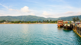 木船为潜水之旅停靠纳通码头附近纳通海滩与和平海大气的晚上KOH寒岛这封信他尼府省泰国宽屏木船为潜水之旅纳通码头