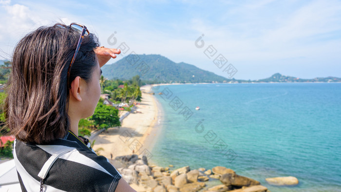 年轻的女人旅游是看的海和美丽的自然景观Lamai海滩高的观点在夏天旅行KOH寒岛这封信他尼府泰国宽屏女人旅游是看的海
