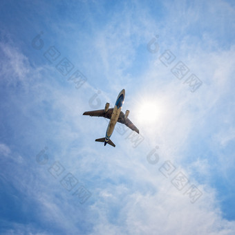 下面的乘客飞机飞机飞行通过的太阳的蓝色的天空和云下面飞机飞机飞行天空