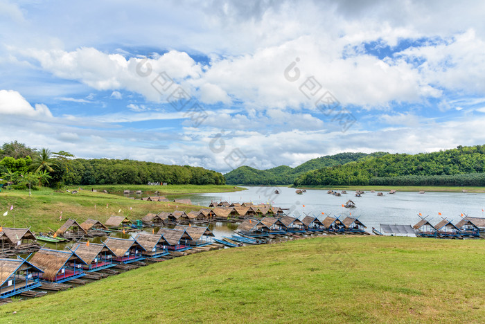 竹子筏避难所是浮动餐厅的中间水下的蓝色的天空旅游吸引力淮河克拉辛储层游荡省泰国竹子木筏是浮动餐厅