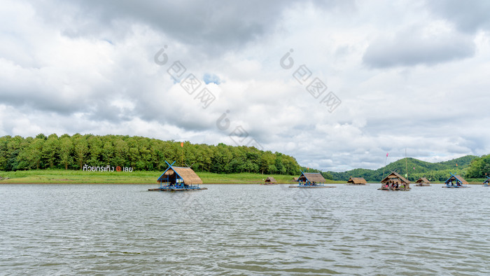 竹子筏避难所是浮动餐厅的中间水下的蓝色的天空旅游吸引力淮河克拉辛储层游荡省泰国宽屏竹子木筏是浮动餐厅