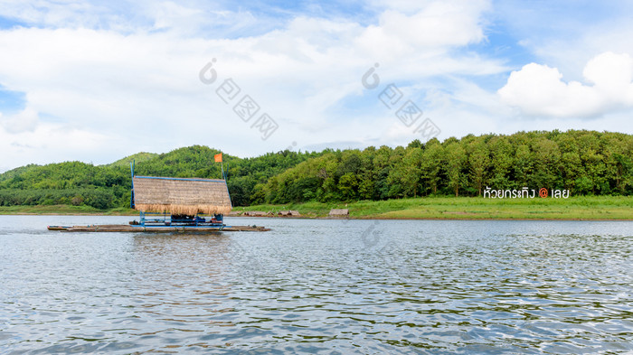 的地方铭牌淮河克拉辛和竹子筏避难所是浮动餐厅的中间水下的蓝色的天空旅游吸引力游荡省泰国宽屏铭牌淮河克拉辛和竹子筏