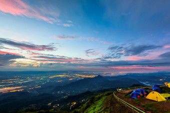 高视图美丽的自然景观色彩斑斓的天空在的日出看到的灯的路和城市从的营地府塔普伯克的观点碧差汶省泰国府塔普伯克在的日出