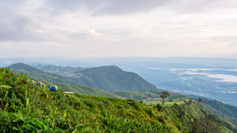 高视图美丽的自然景观的山天空和森林的早....的山顶的观点府塔普伯克景点碧差汶省泰国宽屏幕山顶的观点府塔普伯克