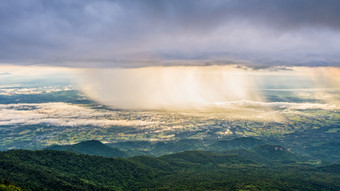 高视图美丽的自然景观的山天空森林和的雨下降阳光闪亮的通过金府塔普伯克的观点碧差汶泰国<strong>宽屏</strong>幕府塔普伯克当降雨
