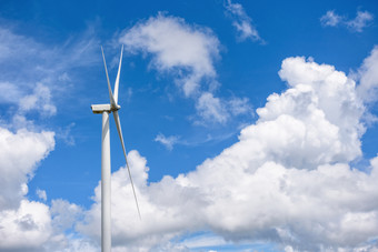 美丽的风车蓝色的天空和白色云背景清洁能源环保电权力源帮助减少全球气候变暖风车蓝色的天空背景