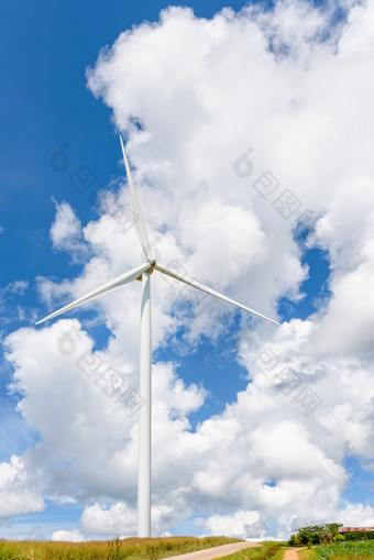 美丽的一个风车的山与蓝色的天空和白色云背景清洁能源环保电权力源帮助减少全球气候变暖风车天空背景