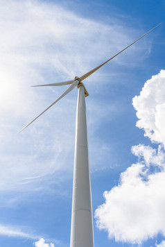 美丽的风涡轮蓝色的天空和白色云背景环保电权力源帮助减少全球气候变暖风涡轮天空