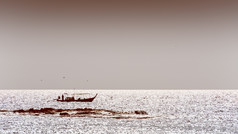 轮廓小钓鱼船和本地的渔夫的海美丽的景观的沿海KOH塔鲁陶satun泰国乌贼两个语气颜色宽屏幕轮廓本地的钓鱼船乌贼颜色