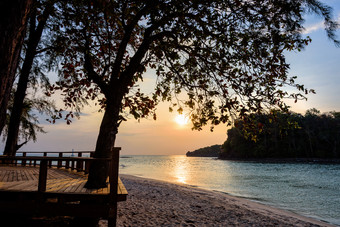 美丽的自然景观色彩斑斓的的太阳的天空塔鲁陶岛海滩在的日落在的安达曼海下的树影子塔鲁陶国家公园satun泰国日落在的海塔鲁陶岛泰国