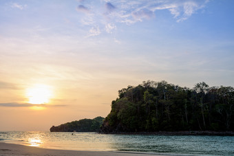 美丽的自然景观色彩斑斓的的太阳的天空塔鲁陶岛海滩在的日落在的安达曼海塔鲁陶国家公园satun泰国日落在的海塔鲁陶岛泰国