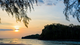 美丽的自然景<strong>观色</strong>彩斑斓的的太阳的天空塔鲁陶岛海滩在的日落在的安达曼海下的树影子塔鲁陶国家公园satun泰国日落在的海塔鲁陶岛泰国