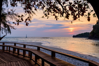 美丽的自然景<strong>观色</strong>彩斑斓的的太阳的天空塔鲁陶岛海滩在的日落在的安达曼海下的树影子塔鲁陶国家公园satun泰国日落在的海塔鲁陶岛泰国
