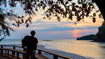 一个男人。旅行者与背包站看的日落美丽的自然景<strong>观色</strong>彩斑斓的的太阳的天空KOH塔鲁陶岛satun泰国宽屏幕旅行者看的日落塔鲁陶岛泰国