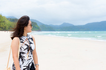 美丽的女人旅游穿sunglasse微笑看的自然景观的海滩和的海夏天天空塔鲁陶岛国家公园satun泰国女人旅游的海滩泰国