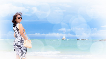 <strong>美</strong>丽的女人旅游穿sunglasse的海滩和海夏天天空塔鲁陶岛satun泰国添加软效果和纹理散景为背景widscreen<strong>美</strong>丽的女人的海滩添加散景为背景