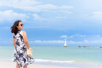 美丽的自然景观的海滩和海夏天天空和快乐的女人<strong>旅游</strong>穿sunglasse微笑与幸福塔鲁陶岛国家公园satun泰国女人<strong>旅游</strong>的海滩泰国