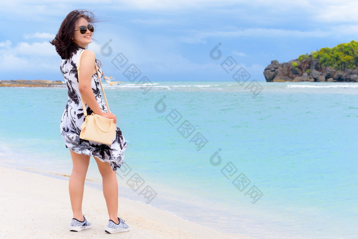 美丽的自然景观和可爱的青少年女孩旅游穿sunglasse肩膀袋时尚微笑与快乐的海滩和海夏天塔鲁陶岛satun泰国可爱的青少年女孩旅游的海滩泰国