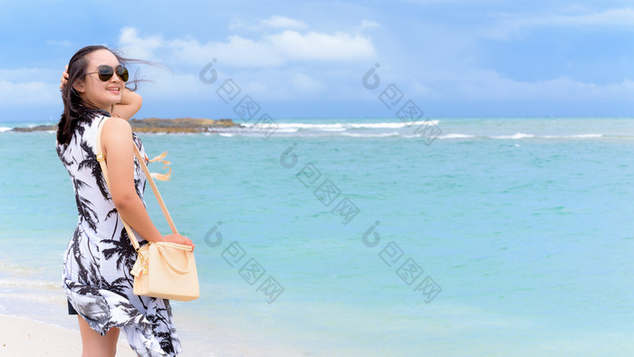 美丽的自然景观的海滩和海夏天天空和女人旅游穿sunglasse微笑与幸福塔鲁陶岛satun泰国宽屏女人旅游的海滩泰国