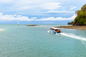 游客旅行速度船旅行<strong>的</strong>海离开<strong>的</strong>海岸塔鲁陶岛美丽<strong>的</strong>自然夏天塔鲁陶国家公园<strong>著名的景点</strong>satun省泰国速度船离开<strong>的</strong>海岸塔鲁陶岛