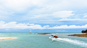 速度船乘客与游客的海离开的海岸塔鲁陶岛美丽的自然夏天塔鲁陶国家公园著名的景点satun泰国宽屏速度船离开的海岸塔鲁陶岛