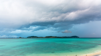 气候改变与风暴云和雨在KOH利普岛和的绿色水域的安达曼海著名的景点塔鲁陶国家公园satun泰国宽屏风暴云和雨在KOH利普泰国