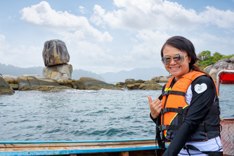 女人<strong>旅游</strong>生活背心穿太阳镜的船拇指为的美丽的的海和自然夏天欣食客石头岛附近利普塔鲁陶国家公园satun<strong>泰国</strong>女人的船欣食客岛<strong>泰国</strong>