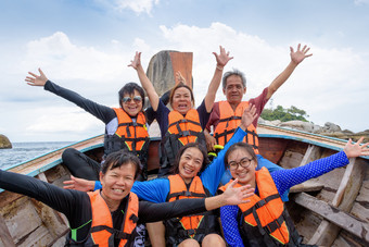 旅行者集团那是大家庭生活背心提高手与快乐和享受的船而旅行和通气管的海在的夏天利普岛塔鲁陶国家公园satun泰国旅行者集团那是大家庭享受的船