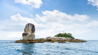 美丽的<strong>自然</strong>景观欣食客<strong>小岛</strong>与令人惊讶的是重叠岩石的安达曼海和天空夏天景点附近KOH利普塔鲁陶国家公园satun泰国欣食客岛泰国
