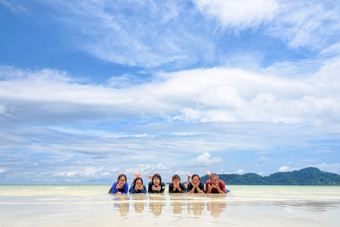 亚洲人集团成人和青少年是家庭快乐生活享受说谎在一起的海滩蓝色的天空背景假期夏天假期利普和岛塔鲁陶泰国快乐家庭说谎在一起的海滩泰国