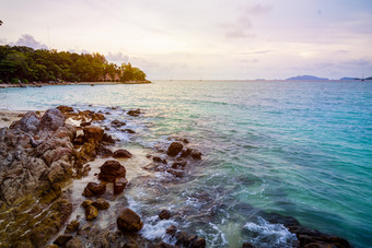 美丽的热带自然景观色彩斑斓的的天空日落在的海岩石和度假胜地的海滩夏天的日落海滩KOH利普岛塔鲁陶国家公园satun泰国日落在的海夏天KOH利普岛泰国