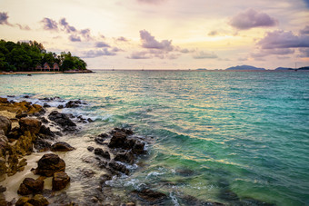 美丽的热带自然景观色彩斑斓的的天空日落在的海岩石和度假胜地的海滩夏天的日落海滩KOH利普岛塔鲁陶国家公园satun泰国日落在的海夏天KOH利普岛泰国