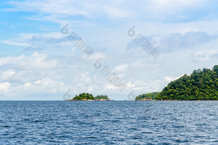 美丽的热带自然景观海云和蓝色的天空夏天KOH罗克罗伊小岛与珊瑚礁潜水通气管在旅行利普塔鲁陶国家公园satun泰国KOH罗克罗伊小岛与珊瑚礁潜水通气管泰国