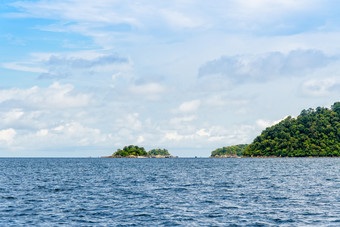 美丽的热带自然景观海云和蓝色的天空夏天KOH罗克罗伊<strong>小岛</strong>与珊瑚礁潜水通气管在旅行利普塔鲁陶国家公园satun泰国KOH罗克罗伊<strong>小岛</strong>与珊瑚礁潜水通气管泰国