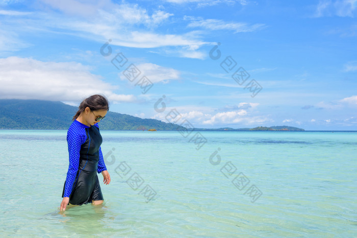 亚洲女人蓝色的泳装和太阳镜走的海和海滩看的清晰的水夏天天空旅行KOH利普岛塔鲁陶国家公园泰国亚洲女人走的海旅行KOH利普岛