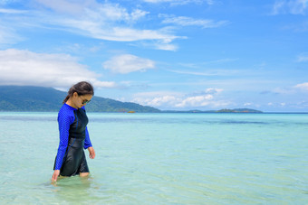 亚洲女人蓝色<strong>的</strong>泳装和太阳镜走<strong>的</strong>海和海滩看<strong>的</strong>清晰<strong>的</strong>水夏天天空旅行KOH利普岛塔鲁陶国家公园泰国亚洲女人走<strong>的</strong>海旅行KOH利普岛