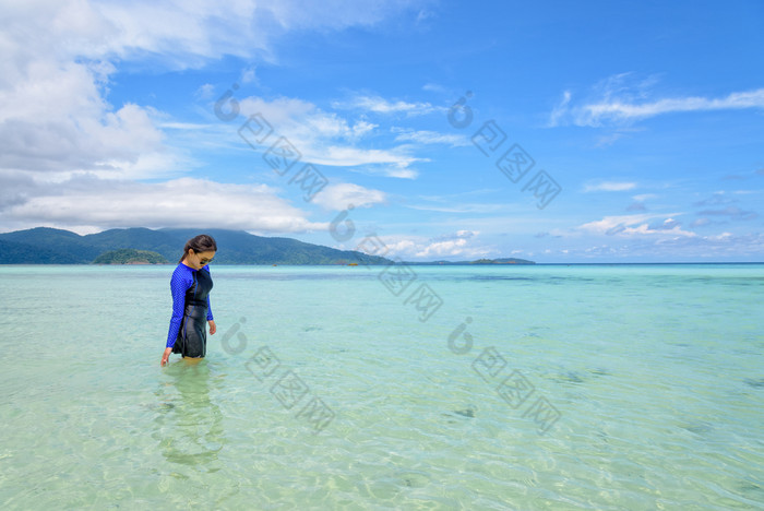 亚洲女人蓝色的泳装和太阳镜走的海和海滩看的清晰的水夏天天空旅行KOH利普岛塔鲁陶国家公园泰国亚洲女人走的海旅行KOH利普岛