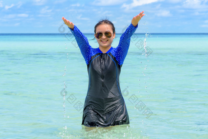 快乐亚洲青少年女孩泳衣玩溅水的海与有趣的下的蓝色的天空之旅假期夏天假期利普岛塔鲁陶国家公园satun泰国快乐亚洲青少年女孩玩溅水的海