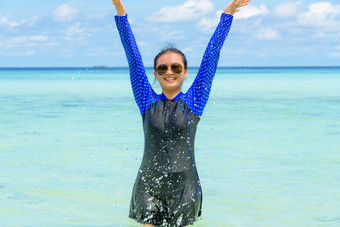 快乐亚洲青少年女孩泳衣玩溅水的海与有趣的下的蓝色的天空之旅假期夏天假期利普岛塔鲁陶国家公园satun泰国快乐亚洲青少年女孩玩溅水的海