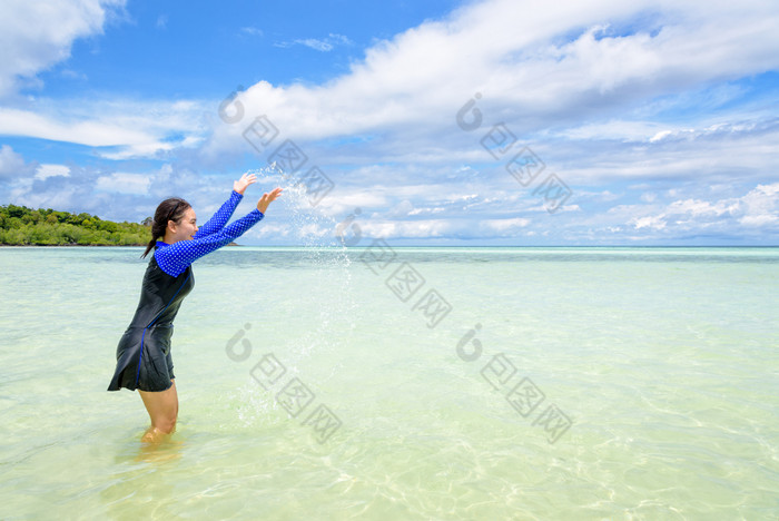 快乐亚洲青少年女孩泳衣玩溅水的海与有趣的下的蓝色的天空之旅假期夏天假期利普岛塔鲁陶国家公园satun泰国快乐亚洲青少年女孩玩溅水的海