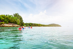旅游集团是皮划艇的海旅行船看到的美丽的自然景观的早....夏天前面的度假胜地周围利普岛塔鲁陶国家公园satun泰国旅游集团是皮划艇的海利普泰国