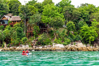 两个游客是父亲和女儿旅行船与皮艇夏天前面的度假胜地岛利普享受的美丽的自然的海早....塔鲁陶国家公园satun泰国父亲和女儿旅行皮艇利普泰国