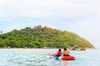 两个女人游客是妈妈。和女儿旅行船与皮艇下阳光夏天利普享受的美丽的自然的海和岛早....塔鲁陶国家公园satun泰国妈妈。和女儿旅行皮艇利普泰国