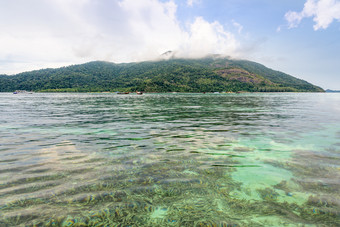 美丽的自然景观<strong>清晰</strong>的绿色海水忽视的浅珊瑚珊瑚礁KOH利普岛看到块岛背景蓝色的天空夏天塔鲁陶国家公园satun泰国<strong>清晰</strong>的绿色海忽视的珊瑚珊瑚礁KOH利普岛泰国