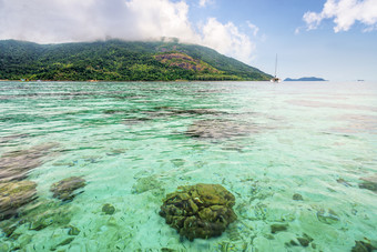 美丽的自然景观<strong>清晰</strong>的绿色海水忽视的浅珊瑚珊瑚礁KOH利普岛看到块岛<strong>背景</strong>蓝色的天空夏天塔鲁陶国家公园satun泰国<strong>清晰</strong>的绿色海忽视的珊瑚珊瑚礁KOH利普岛泰国