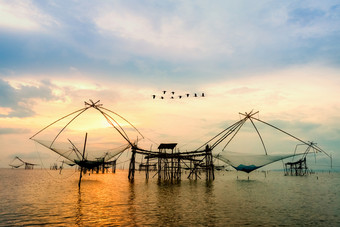 美丽的自然景观金光的早....天空日出与群鸟是飞行在的本地的钓鱼工具<strong>农村生活</strong>方式pakpra运河跟踪先生为博他仑泰国<strong>农村生活</strong>方式pakpra运河在日出泰国