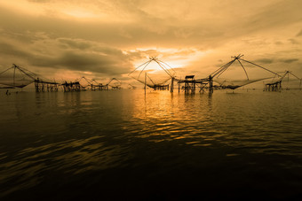 美丽的自然景观色彩斑斓的金光的早....天空日出和本地的钓鱼工具农村生活方式pakpra运河宋卡湖跟踪先生为具有里程碑意义的博他仑泰国金光的天空日出和本地的钓鱼工具泰国