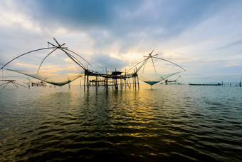 美丽的自然景观金光的早....天空日出和本地的<strong>钓鱼工具</strong>农村生活方式pakpra运河宋卡湖跟踪先生为著名的具有里程碑意义的博他仑泰国农村生活方式pakpra运河在日出泰国