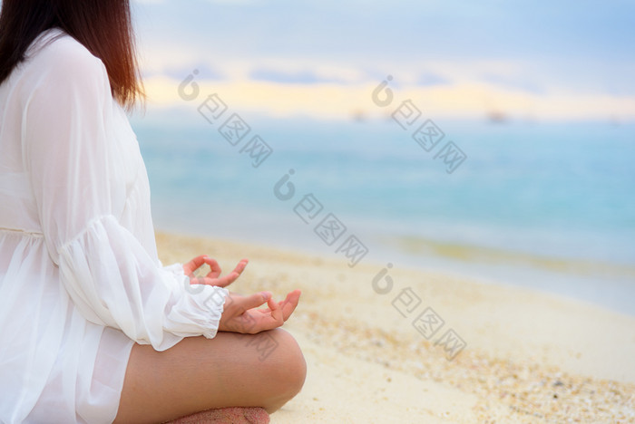 亚洲年轻的女人实践瑜伽的海滩附近的海下阳光日出放松为健康的中间自然与幸福和和平空白为的背景亚洲年轻的女人练习瑜伽的海滩